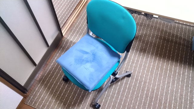 椅子もリサイクルショップで購入したオフィスチェア。