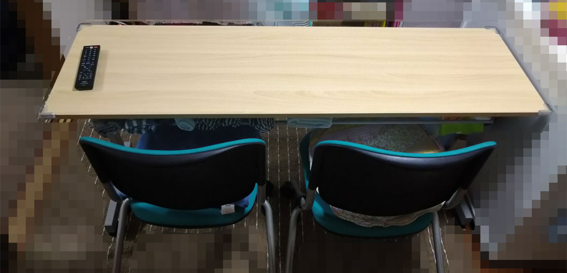 会議用テーブルを食卓テーブルとして使っています。